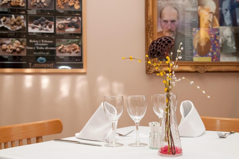 Hotel Villa De Ayerbe Zewnętrze zdjęcie