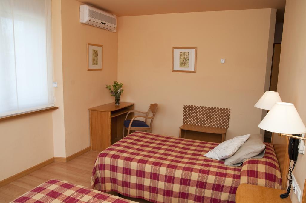 Hotel Villa De Ayerbe Zewnętrze zdjęcie