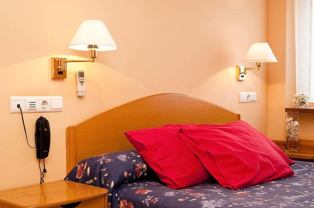 Hotel Villa De Ayerbe Zewnętrze zdjęcie