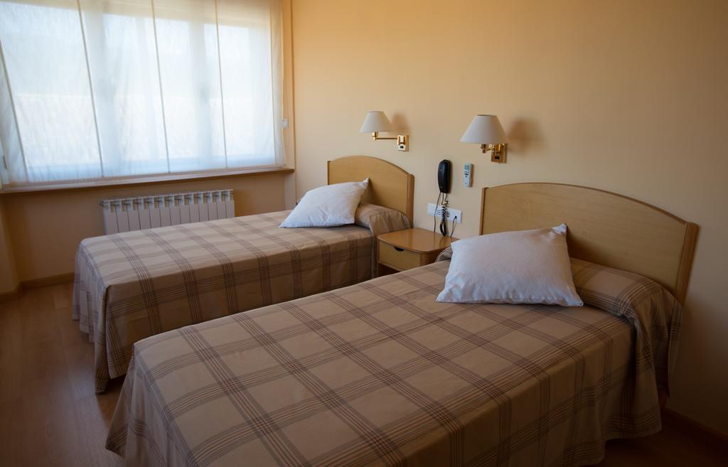 Hotel Villa De Ayerbe Zewnętrze zdjęcie